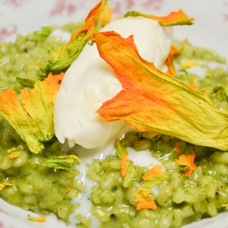 Risotto con zucchine, fiori di zucca e gelato al Parmigiano: un primo piatto gourmet da portare sulle tavole d’estate