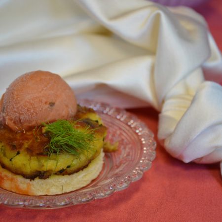 Hamburger vegetariano scomposto con pan brioche e gelato al pomodoro