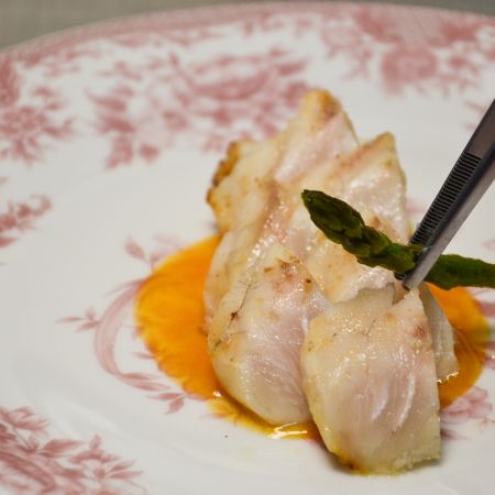 Tataki di ricciola, asparagi e mandorle con crema d’uovo: il piatto gourmet di stagione firmato Maggiordomus