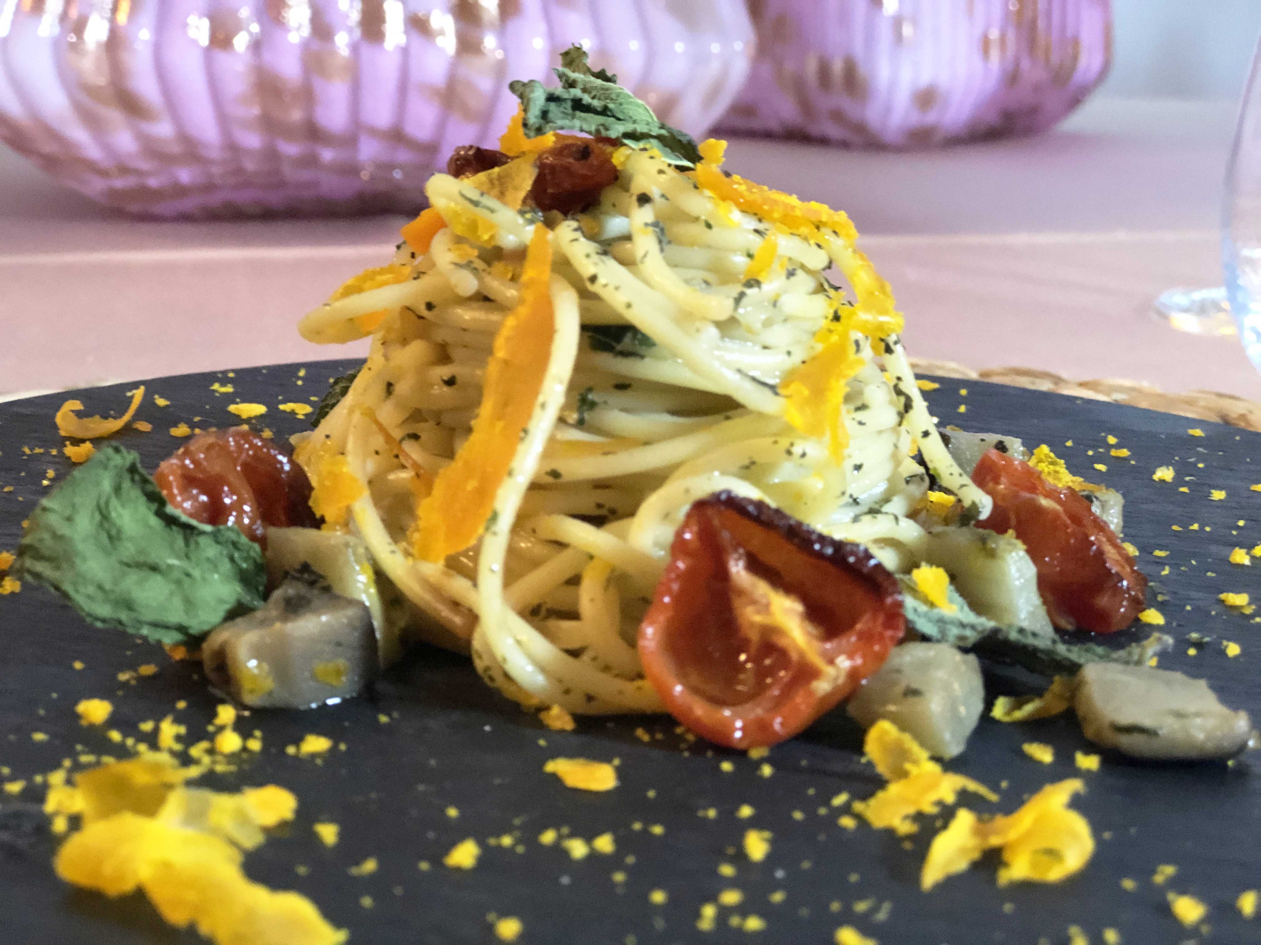 Pasta estiva: spaghetti con tuorlo essiccato, verdure e ...